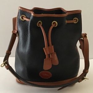 DOONEY & BOURKE NAVY/BRITISH TAN DRAWSTRING BUCKET